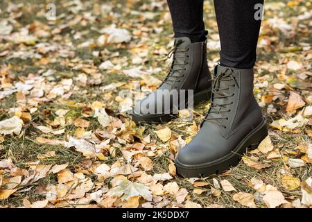 Nouvelle collection de chaussures de printemps pour Femme. Jambes féminines fines gros plan dans des bottes en cuir véritable. Banque D'Images