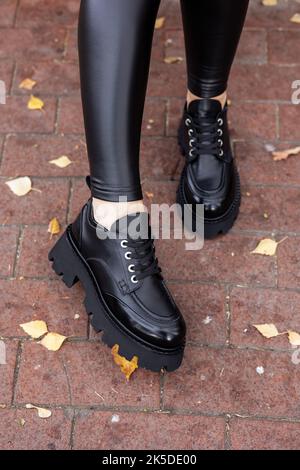 Nouvelle collection de chaussures de printemps pour Femme. Jambes féminines fines gros plan dans des bottes en cuir véritable. Banque D'Images