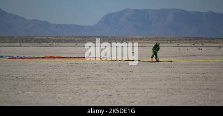 Un membre de l'équipe de Boeing a inspecté le parachute CST-100 Starliner après son atterrissage OFT-2 à White Sands Space Harbor au Nouveau-Mexique le 25 mai 2022, pour la mission sans équipage à destination de l'ISS. Banque D'Images