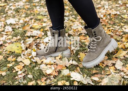 Nouvelle collection de chaussures de printemps pour Femme. Jambes féminines fines gros plan dans des bottes en cuir véritable. Banque D'Images