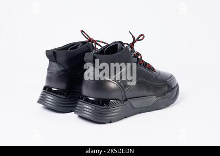 Short en cuir noir pour homme sur fond blanc. Collection Sneakers hiver 2022. Banque D'Images