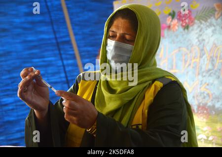 Peshawar, Pakistan. 06th octobre 2022. Un étudiant reçoit un vaccin contre la fièvre typhoïde lors d'une campagne de vaccination à l'école modèle de Peshawar, chemin Warsak, à Peshawar, au Pakistan, le 6 octobre 2022. Selon le département de santé, tous les enfants âgés de 9 mois à 15 ans seront vaccinés au cours de la première phase de la campagne. (Photo de Hussain Ali/Pacific Press/Sipa USA) crédit: SIPA USA/Alay Live News Banque D'Images