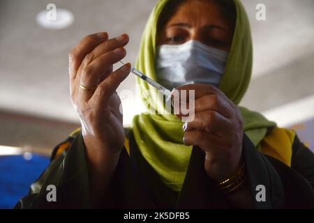 Peshawar, Pakistan. 06th octobre 2022. Un étudiant reçoit un vaccin contre la fièvre typhoïde lors d'une campagne de vaccination à l'école modèle de Peshawar, chemin Warsak, à Peshawar, au Pakistan, le 6 octobre 2022. Selon le département de santé, tous les enfants âgés de 9 mois à 15 ans seront vaccinés au cours de la première phase de la campagne. (Photo de Hussain Ali/Pacific Press/Sipa USA) crédit: SIPA USA/Alay Live News Banque D'Images