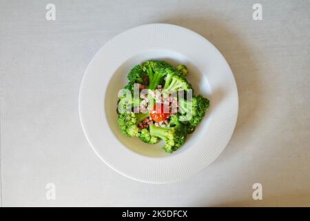 Brocoli frit. Il s’agit d’un plat de accompagnement fait maison dans de nombreux pays asiatiques, en particulier à Taïwan et en Chine. Il est généralement servi au dîner. Banque D'Images