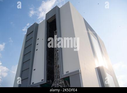 Le lanceur mobile à bord de la fusée SLS (Space Launch System) de la NASA et de l'engin spatial Orion est vu à l'intérieur du bâtiment d'assemblage de véhicules après l'ouverture des portes avant de se déployer sur le Launch Pad 39B, le mardi 16 août 2022, au Kennedy Space Center de la NASA en Floride. L’essai en vol Artemis I de la NASA est le premier essai intégré des systèmes d’exploration spatiale profonde de l’agence : l’engin spatial Orion, la fusée SLS et les systèmes terrestres auxiliaires. Le lancement de l'essai en vol sans équipage est prévu au plus tôt le 29 août. Banque D'Images