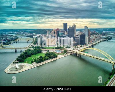 Une vue aérienne de la ligne d'horizon du centre-ville de Pittsburgh au-dessus du pont sous un ciel spectaculaire Banque D'Images