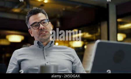 Homme de bureau parlant en ligne avec le client, ayant appel vidéo sur ordinateur tablette numérique, travaillant dans la société de marketing. Conférence d'affaires en ligne. Publicité et vente de produits Banque D'Images
