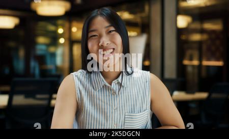 Portrait de femme asiatique parlant en ligne avec le client, ayant appel vidéo, travaillant dans le bureau moderne de la compagnie de marketing, regardant la caméra. Réunion d'affaires en ligne. Affichage de l'écran de l'ordinateur. Vue webcam Banque D'Images