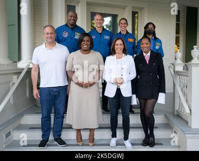 Le vice-président Kamala Harris et le deuxième monsieur Doug Emhoff posent pour une photo de groupe avec l'ancien astronaute de la NASA Leland Melvin, en arrière à gauche, les astronautes de la NASA Tom Marshburn, Jasmin Moghbeli, et Stephanie Wilson, en arrière à droite, ainsi que l'actrice américaine Uzo Aduba, Et l'actrice américaine Keke Palmer, en bas à droite, après avoir rencontré des étudiants de 4th à 8th ans pour travailler des activités de STIM pratiques sur le terrain de la résidence du vice-président à l'Observatoire naval, vendredi, 17 juin 2022, à Washington. Le vice-président et le deuxième homme ont organisé une soirée d'activités STEM de la NASA à l'Obse naval Banque D'Images