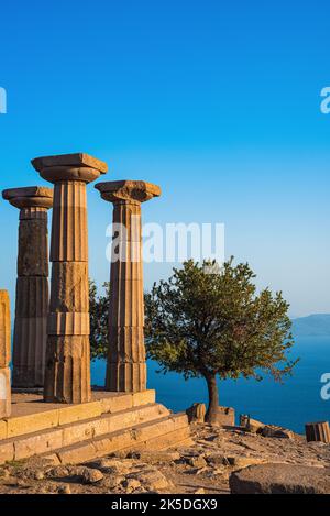 Le temple d'Athéna ruine dans la ville antique d'Assos. Le temple d'Assos a été construit en 530 av. J.-C. sur la plus haute place de l'Acropole. Canakkale, Turquie. Banque D'Images