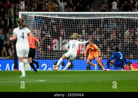 Londres, Royaume-Uni. 07th octobre 2022. Lauren Hemp (9 Angleterre) tire pour ouvrir la feuille de score lors du match amical entre l'Angleterre et les États-Unis au stade Wembley à Londres, en Angleterre. (Liam Asman/SPP) crédit: SPP Sport presse photo. /Alamy Live News Banque D'Images