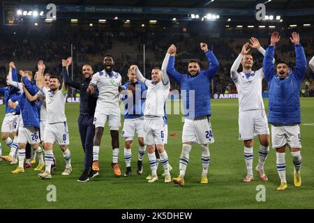 Bielefeld, Allemagne. 07th octobre 2022. Soccer : 2. Bundesliga, Arminia Bielefeld - Karlsruher SC, Matchday 11 à la Schüco Arena. Les joueurs de Karlsruhe célèbrent la victoire à la fin du match. Credit: Friso Gentsch/dpa - Nutzung nur nach schriftlicher Vereinbarung mit der dpa/Alay Live News Banque D'Images