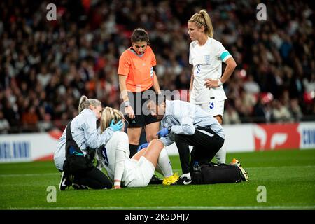 Londres, Royaume-Uni. 07th octobre 2022. Lauren Hemp (9 Angleterre) reçoit un traitement pendant le match amical entre l'Angleterre et les États-Unis au stade Wembley à Londres, en Angleterre. (Liam Asman/SPP) crédit: SPP Sport presse photo. /Alamy Live News Banque D'Images