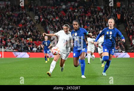 Londres, Royaume-Uni. 08th octobre 2022. Londres, 6 octobre 2022 Fran Kirby d'Angleterre et Naomi Girma des États-Unis se battent pour le ballon pendant la Women's International friendly entre l'Angleterre et les États-Unis, Wembley octobre (Karl W Newton/SPP) crédit: SPP Sport presse photo. /Alamy Live News Banque D'Images