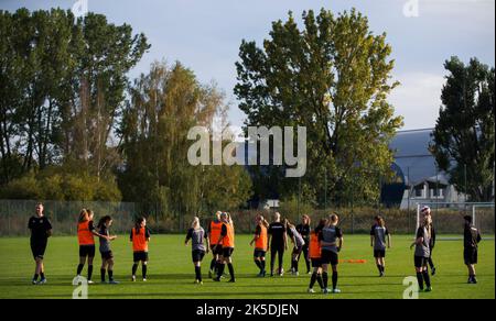 Poprad, Slovaquie, 6th octobre 2022. Les joueurs du Danemark se réchauffent lors de la session de formation Danemark U19 au Centre national de formation de Poprad, Slovaquie. 6 octobre 2022. Crédit : Nikola Krstic/Alay Banque D'Images