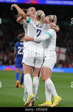 Londres, Royaume-Uni. 7th octobre 2022. Lauren Hemp, d'Angleterre, célèbre avec ses coéquipiers après avoir obtenu le but d'ouverture lors du match international amical au Wembley Stadium, Londres. Crédit photo à lire: Paul Terry / Sportimage crédit: Sportimage / Alay Live News Banque D'Images