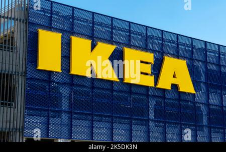 Bratislava, Slovaquie - 4 août 2022 : magasin de meubles IKEA. IKEA est le plus grand détaillant de meubles au monde depuis 2008 et conçoit et Banque D'Images