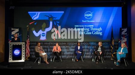 PAM Melroy a prononcé un discours d'ouverture au siège de la NASA le 7 juin 2022, pour l'événement DirectHERS, une table ronde avec quatre femmes directrices de centres de la NASA de Glenn, Johnson, Kennedy et Marshall Space Flight Centers. Banque D'Images
