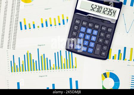 Table de bureau avec vue sur le dessus. Rapport financier. Pose à plat. Espace de travail avec fournitures de bureau, numéro de compte sur le papier de données, diagrammes Banque D'Images