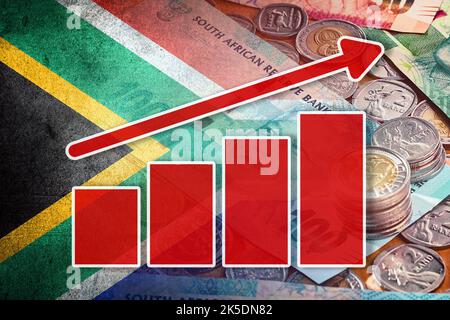 Graphique de l'économie: Flèche ascendante, drapeau sud-africain et billets et pièces de monnaie en argent de rand sud-africain Banque D'Images