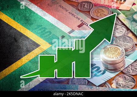 Graphique de l'économie: Flèche ascendante, drapeau sud-africain et billets et pièces de monnaie en argent de rand sud-africain Banque D'Images