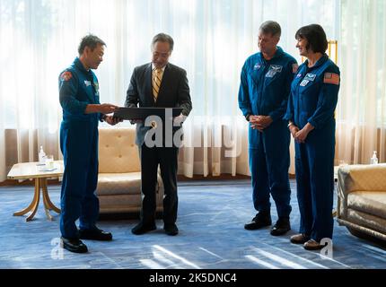 Koji Tomita, ambassadeur du Japon aux États-Unis, deuxième à partir de la gauche, reçoit un montage des astronautes SpaceX Crew-2 de la NASA, Akihiko Hoshihide l'Agence japonaise d'exploration aérospatiale (JAXA), à gauche, et des astronautes de la NASA, Shane Kimbrough, deuxième à partir de la droite, et Megan McArthur, jeudi, 9 juin, 2022, à la résidence de l’ambassadeur du Japon à Washington, DC. Kimbrough, McArthur, Hoshide et Thomas Pesquet, astronaute de l’ESA (Agence spatiale européenne), ont effectué la deuxième mission de rotation d’équipage à la Station spatiale internationale dans le cadre du programme d’équipage commercial de l’Agence et ont passé 198 jours à bord de l’ORB Banque D'Images