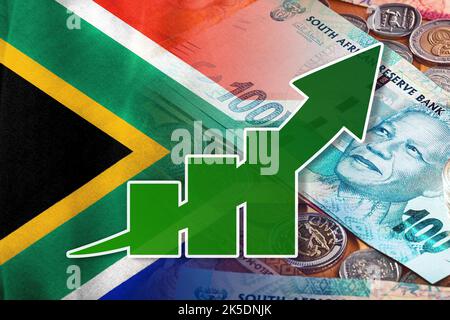 Graphique de l'économie: Flèche ascendante, drapeau sud-africain et billets et pièces de monnaie en argent de rand sud-africain Banque D'Images