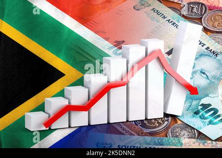 Graphique de l'économie: Flèche vers le bas, drapeau sud-africain et billets et pièces de monnaie en argent de rand sud-africain Banque D'Images