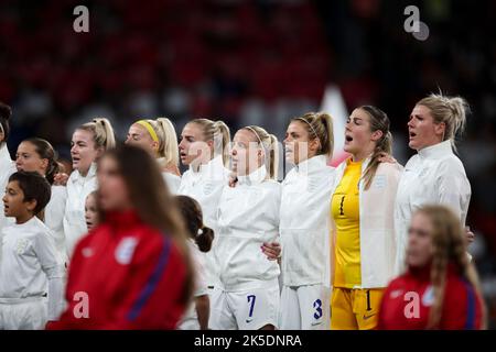 Beth Mead, d'Angleterre, chante l'hymne national avec des coéquipiers lors du match international entre England Women et les USA au stade Wembley, à Londres, le vendredi 7th octobre 2022. Banque D'Images