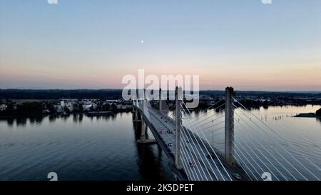 Une vue aérienne du pont Goethals à New York City sur la rivière arthur Kill sous un coucher de soleil coloré Banque D'Images