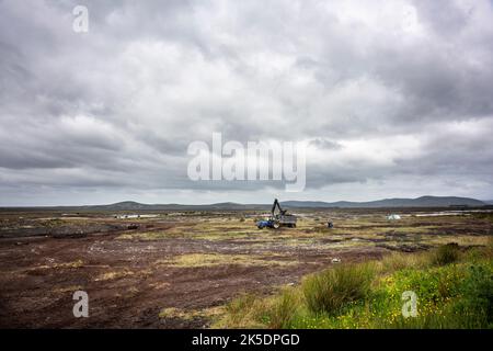 Bangor Erris, comté de Mayo, Irlande, 6-13-2019. Le gazon est récolté en Irlande du Nord-Ouest Banque D'Images