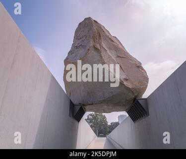Los Angeles, CA, Etats-Unis - 6 octobre 2022: La sculpture d'art public « masse lévitée » de l'artiste Michael Heizer est exposée au LACMA à Los Angeles, CA. Banque D'Images