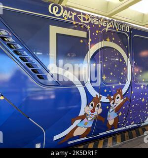 Orlando, FL USA -30 octobre 2021 : le monorail du 50th anniversaire de Magic Kingdom à Walt Disney World à Orlando, en Floride. Banque D'Images