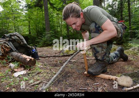 Rangeley, États-Unis d'Amérique. 27 août 2013. Nicole Aunapu Mann, candidate à l'astronaute de la NASA, utilise un exercice d'arc primitif pour démarrer un feu pendant l'entraînement de survie en milieu sauvage, 27 août 2013, à Rangeley, Maine. Mann est la première amérindienne et la première femme à commander une mission de la NASA dans l'espace. Crédit : Lauren Harnet/NASA/Alay Live News Banque D'Images