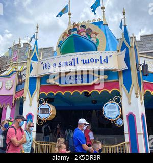 Orlando, FL USA -25 juillet 2020: L'entrée de la ITS a Small World Ride à Magic Kingdom à Walt Disney World à Orlando, Floride. Banque D'Images