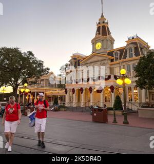 Orlando, FL USA - 27 novembre 2020 : hôtel de ville sur main Street USA à Walt Disney World Magic Kingdom à Orlando, Floride. Banque D'Images