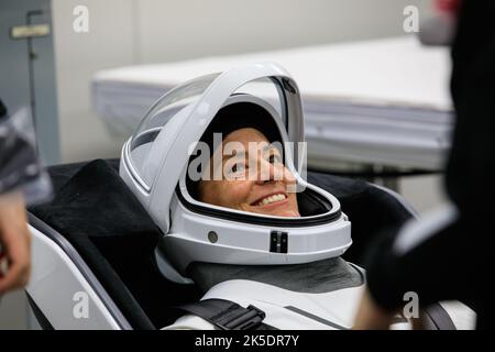 Cape Canaveral, États-Unis d'Amérique. 05 octobre 2022. Nicole Mann, commandant de l'équipage SpaceX 5 de la NASA, sourit lors de la tenue de sa combinaison SpaceX le jour du lancement dans le Centre spatial Kennedy du bâtiment opérations et contrôle Neil A. Armstrong, à 5 octobre 2022, à Cape Canaveral, en Floride. Credit: Kim Shifltett/NASA/Alamy Live News Banque D'Images