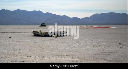 Le vaisseau spatial CST-100 Starliner a atterri à White Sands Space Harbor le 25 mai 2022, avec son parachute et son bouclier thermique visibles après avoir terminé la mission OFT-2 sans équipage à destination de l’ISS dans le cadre du programme commercial Crew Program de la NASA. Banque D'Images