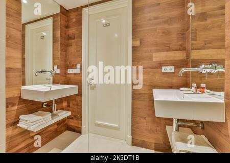 Intérieur des toilettes étroites avec lavabo et toilettes accrochées au mur Banque D'Images