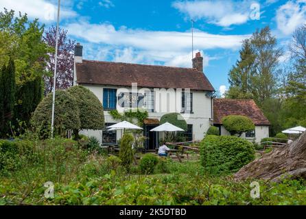 Le Bush Inn pub niché dans le parc national de South Downs, à côté de la rivière Itchen à Ovington, près de New Alresford dans le Hampshire, Angleterre, Royaume-Uni Banque D'Images