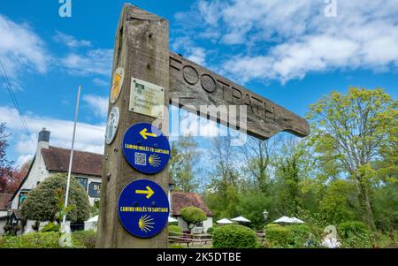Nouveaux panneaux pour le Camino Ingles à Santiago à l'extérieur du Bush Inn pub à Ovington, Hampshire, Angleterre, Royaume-Uni Banque D'Images