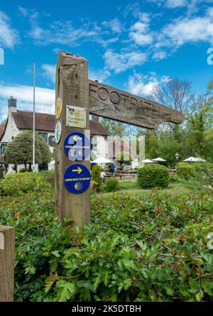Nouveaux panneaux pour le Camino Ingles à Santiago à l'extérieur du Bush Inn pub à Ovington, Hampshire, Angleterre, Royaume-Uni Banque D'Images