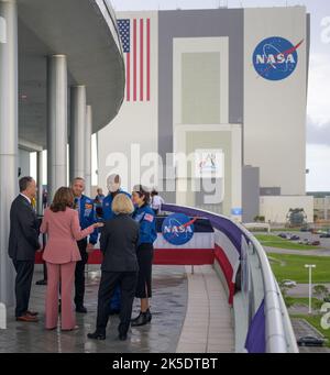 Le vice-président Kamala Harris et le deuxième monsieur Doug Emhoff rencontrent l'astronaute Randy Bresnik de la NASA, le candidat à l'astronaute de la NASA Andre Douglas, l'astronaute de la NASA Jessica Meir et l'administratrice adjointe de la NASA PAM Melroy, le lundi 29 août 2022, au bâtiment opérations et soutien II du Kennedy Space Center de la NASA en Floride. Le vice-président devait regarder le lancement de la fusée Space Launch System de la NASA transportant le vaisseau Orion lors de l'essai en vol Artemis I, mais la tentative de lancement a été interrompue vers 8 h 30 HE. Banque D'Images