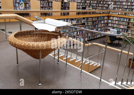 VYBORG, RUSSIE - 28 avril 2022 : bibliothèque nommée d'après Alvaar Aalto. Salle de lecture Banque D'Images