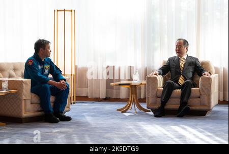 L'astronaute Akihiko Hoshide de l'Agence japonaise d'exploration aérospatiale (JAXA) est vu avec Koji Tomita, ambassadeur du Japon aux États-Unis, jeudi, 9 juin 2022, à la résidence de l'ambassadeur du Japon à Washington. Hoshide, les astronautes de la NASA Shane Kimbrough et Megan McArthur, et l'astronaute de l'ESA (Agence spatiale européenne) Thomas Pesquet ont effectué la mission SpaceX Crew-2 de la NASA, la deuxième mission de rotation des équipages à la Station spatiale internationale dans le cadre du programme des équipages commerciaux de l'agence, Et a passé 198 jours à bord du laboratoire en orbite dans le cadre des Expeditions 65 et 66. Banque D'Images