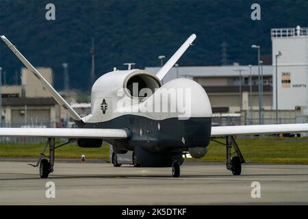 Iwakuni, Japon. 07 octobre 2022. Un véhicule aérien sans pilote d'endurance de longue durée de la marine américaine MQ-4C Triton avec l'escadron de patrouille sans pilote 19 taxis à la station aérienne de Marine Corp Iwakuni, 5 octobre 2022, à Iwakuni, au Japon. Crédit : Cpl. Mitchell Austin/États-Unis Marines/Alamy Live News Banque D'Images