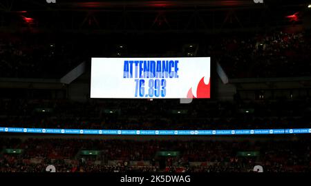 Le grand écran montre la présence de 76 893 personnes lors du match international amical au stade Wembley, Londres. Date de la photo: Vendredi 7 octobre 2022. Banque D'Images