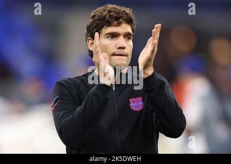 Milan, Italie, 4th octobre 2022. Marcos Alonso, du FC Barcelona, applaudit lors de la file d'attente avant le lancement du match C de l'UEFA Champions League à Giuseppe Meazza, à Milan. Le crédit photo devrait se lire: Jonathan Moscrop / Sportimage Banque D'Images