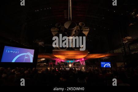 Bill Nelson, administrateur de la NASA, prononce une allocution lors du trophée Michael Collins 2022 au Smithsonian National Air and Space Museum à Chantilly, en Virginie, pour honorer les réalisations dans le domaine de l'aéronautique et des vols spatiaux. Banque D'Images