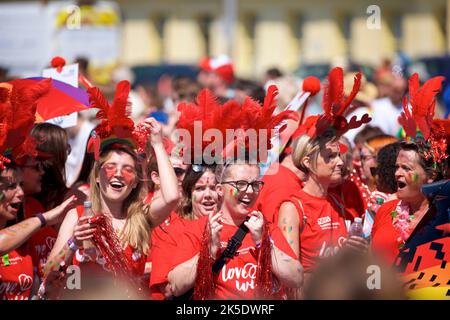 Brighton & Hove Pride Festival, Brighton & Hove, East Sussex, Angleterre. Femmes vêtues de rouge participant à la parade, souriantes et heureuses. Banque D'Images